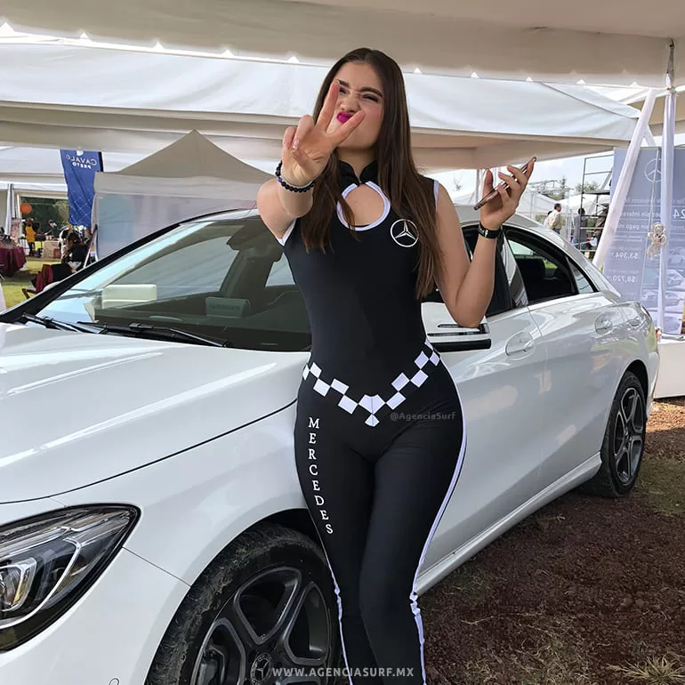 Agencia Surf - Edecan en Mercedes Benz